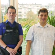 Michael Walliser, Mitarbeiter Reinigung Zuwebe, zog unter Aufsicht der Zuger Polizei die fünf Gewinnzahlen der diesjährigen Tombola. 