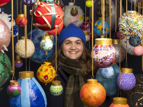 Person mit Beeinträchtigung in einem Wald von Kugeln