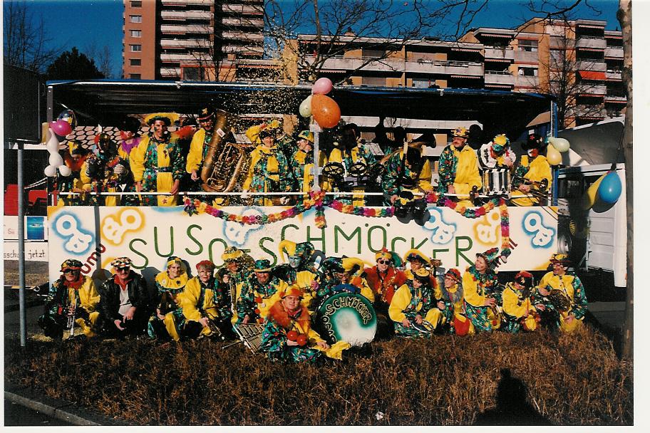 Gruppenbild der Guggenmusik Susoschmöcker auf einem Fasnachtswagen, Datum 1990