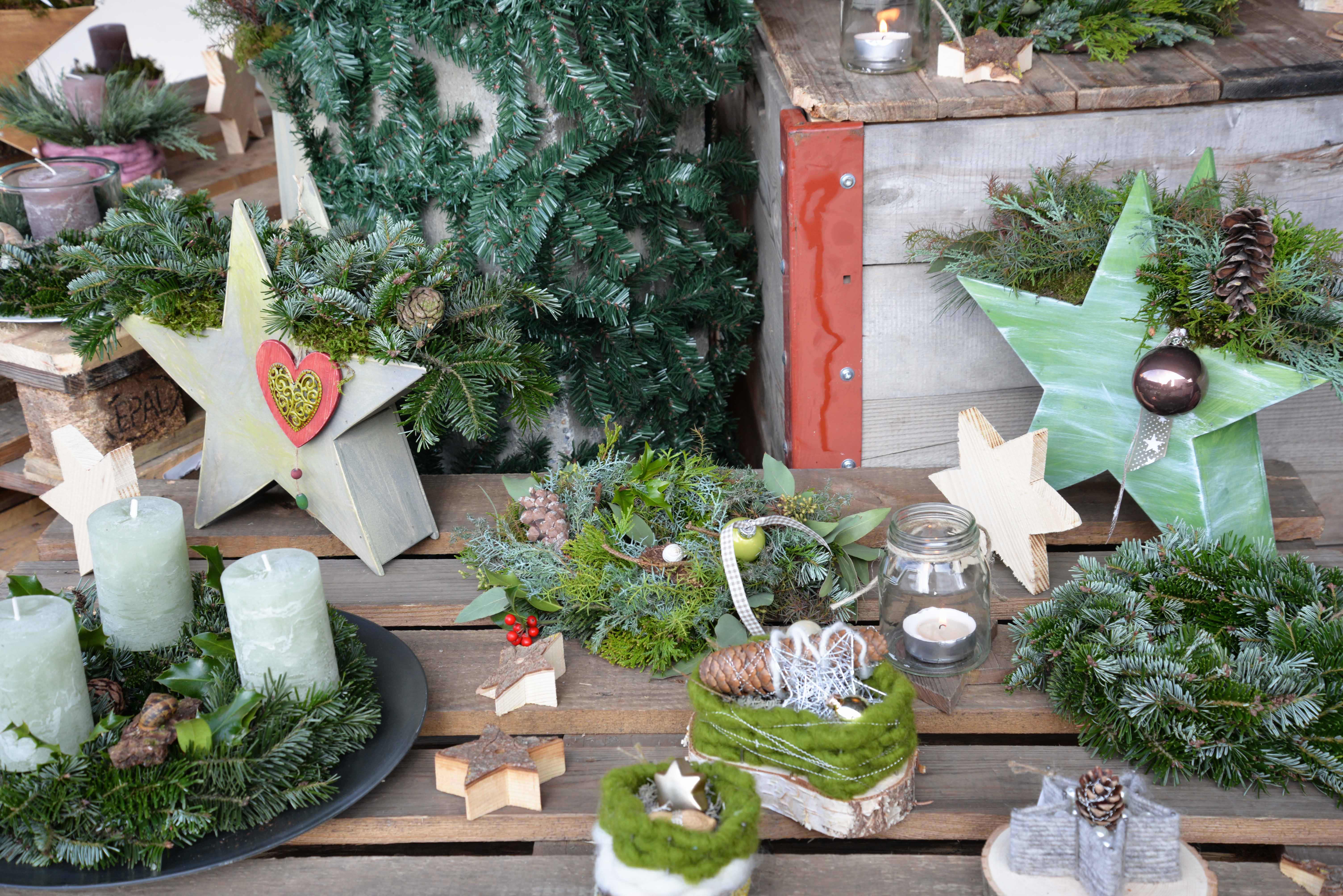 Adventskränze und Weihnachtsgestecke